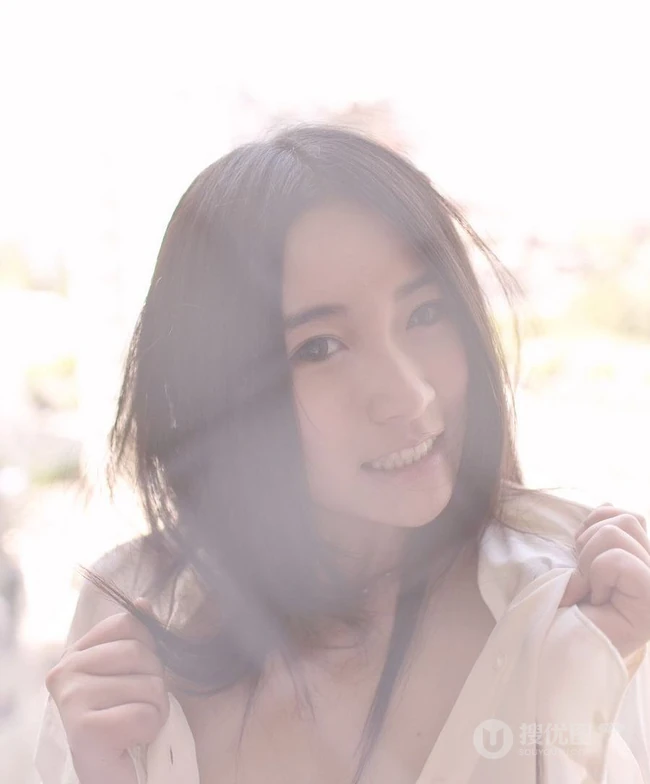 朦胧的气质 女生Moon嘉依衬衣室内写真图集