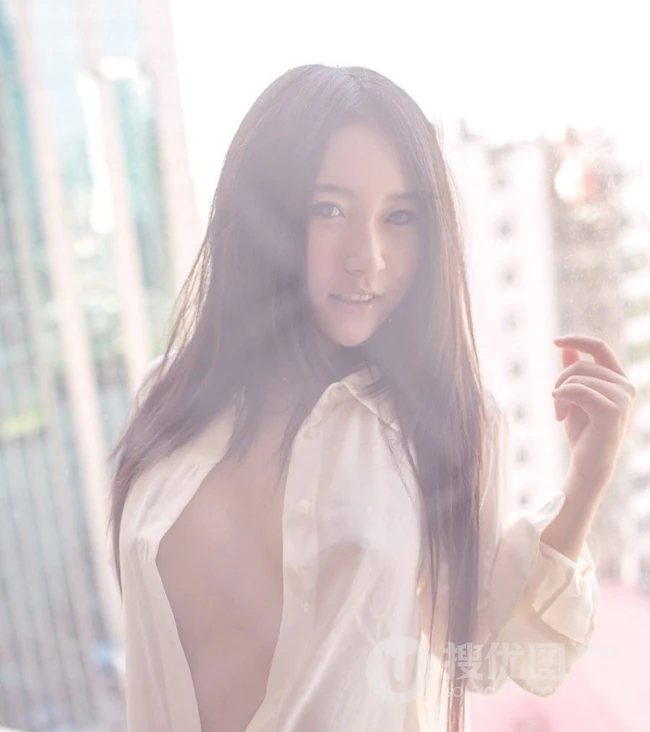 朦胧的气质 女生Moon嘉依衬衣室内写真图集