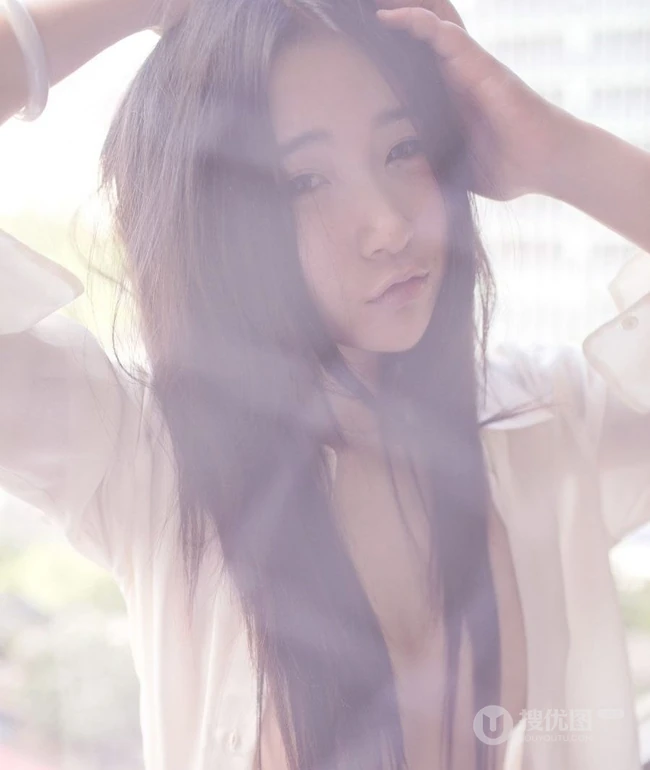 朦胧的气质 女生Moon嘉依衬衣室内写真图集