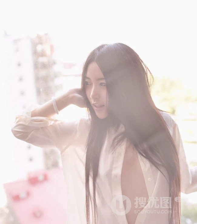 朦胧的气质 女生Moon嘉依衬衣室内写真图集