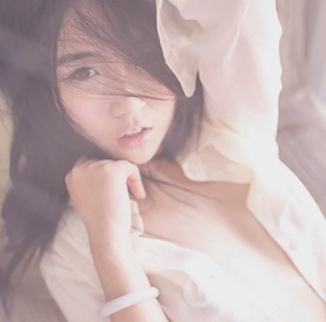 朦胧的气质 女生Moon嘉依衬衣室内写真图集
