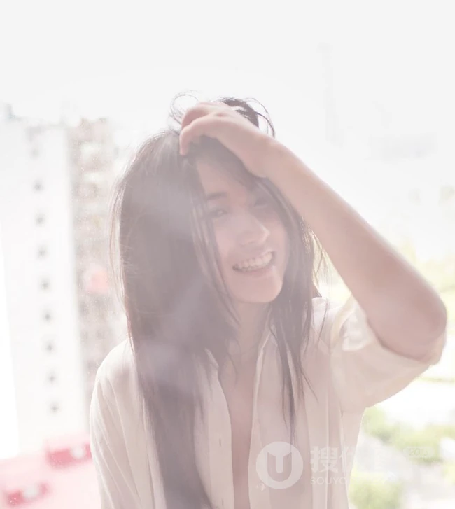朦胧的气质 女生Moon嘉依衬衣室内写真图集