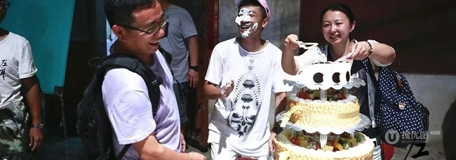 苏有朋拍摄《左耳》片场遭&ldquo;围攻&rdquo;，剧组为其生日庆祝