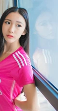 粉红球衣吸睛 气质嫩模低领高清图片