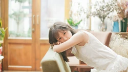 清纯的花房姑娘高清电脑壁纸