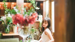 清纯的花房姑娘高清电脑壁纸