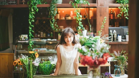 清纯的花房姑娘高清电脑壁纸