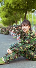 军训清纯气质女生 身穿迷彩服可爱高清图片