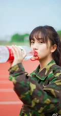 军训清纯气质女生 身穿迷彩服可爱高清图片