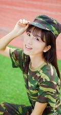 军训清纯气质女生 身穿迷彩服可爱高清图片