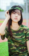 军训清纯气质女生 身穿迷彩服可爱高清图片