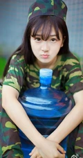 军训清纯气质女生 身穿迷彩服可爱高清图片