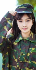军训清纯气质女生 身穿迷彩服可爱高清图片