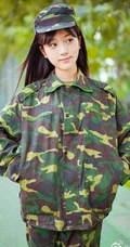 军训清纯气质女生 身穿迷彩服可爱高清图片
