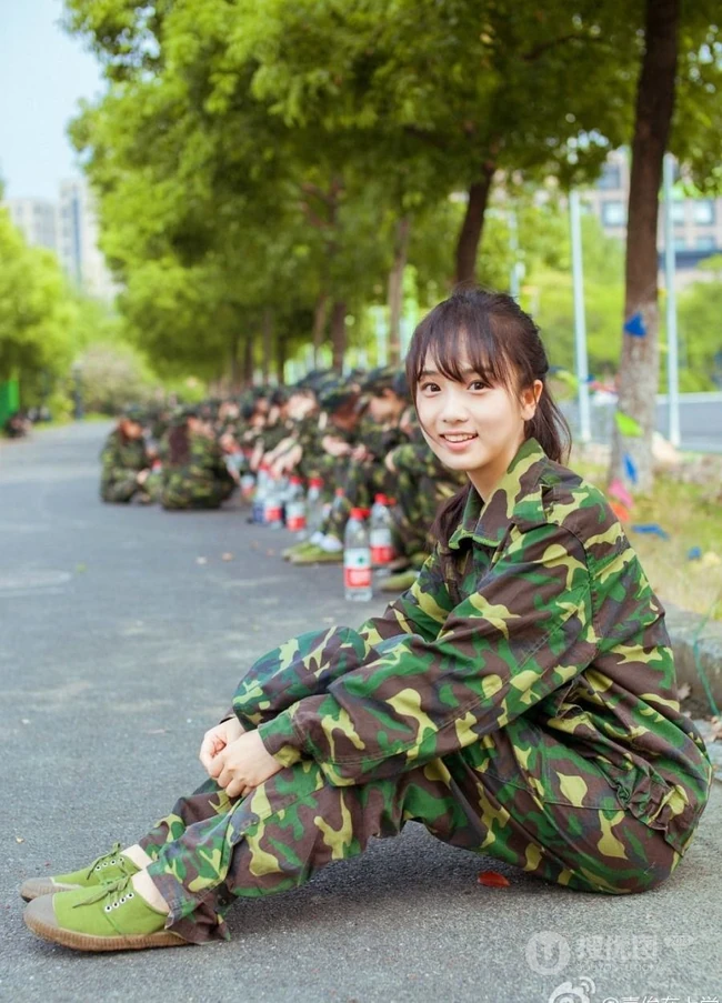 军训清纯气质女生 身穿迷彩服可爱高清图片
