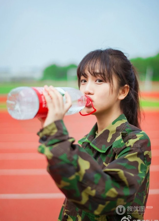 军训清纯气质女生 身穿迷彩服可爱高清图片