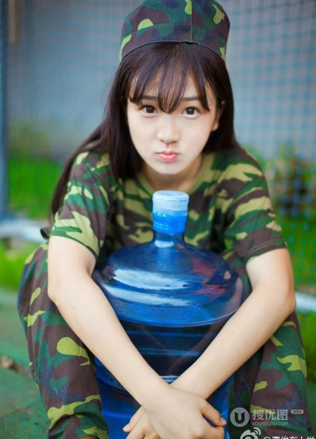 军训清纯气质女生 身穿迷彩服可爱高清图片