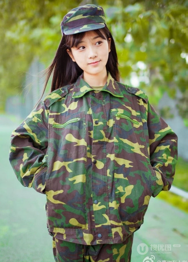 军训清纯气质女生 身穿迷彩服可爱高清图片