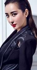 杜若溪气质湿发图片，媚眼红唇黑衣动人