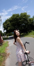 逢泽莉娜小碎花连衣裙纯美高清图片