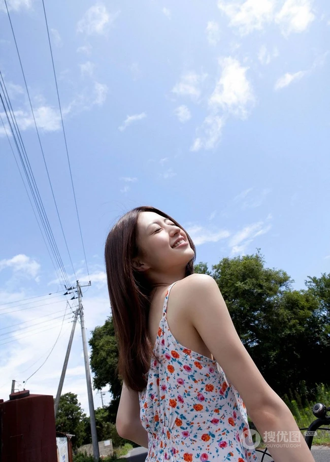 逢泽莉娜小碎花连衣裙纯美高清图片