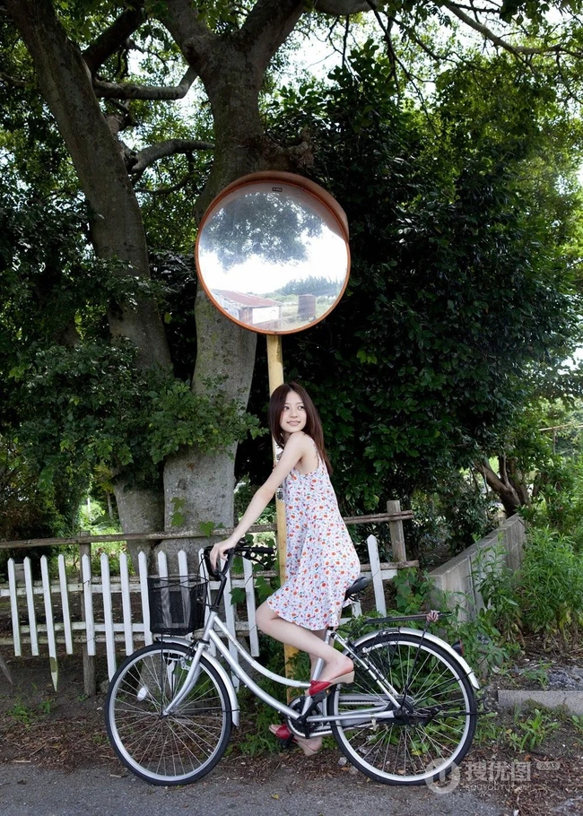 逢泽莉娜小碎花连衣裙纯美高清图片