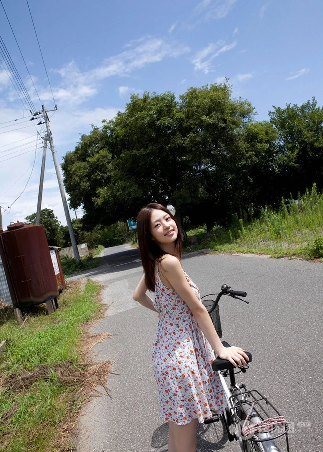 逢泽莉娜小碎花连衣裙纯美高清图片