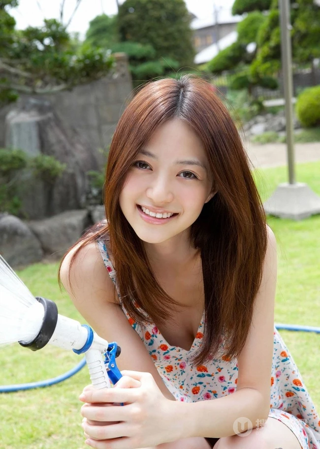 逢泽莉娜小碎花连衣裙纯美高清图片