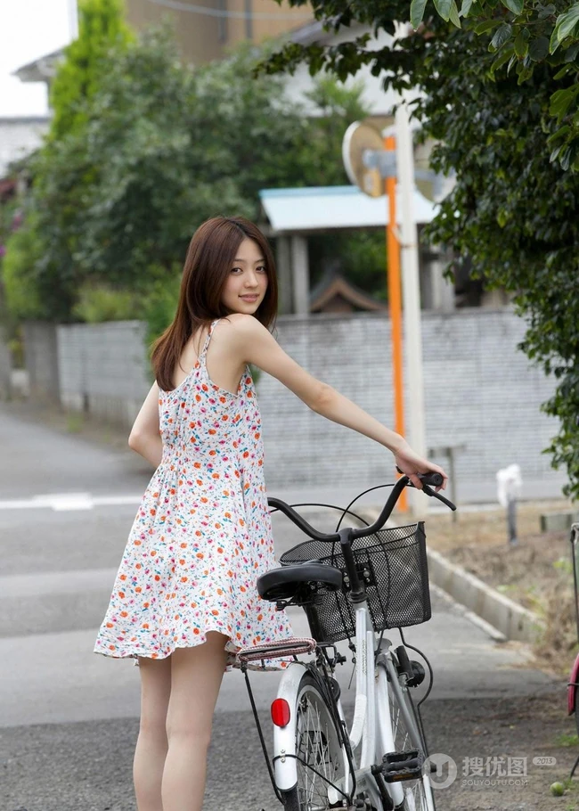 逢泽莉娜小碎花连衣裙纯美高清图片