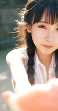 长辫子亚洲女孩夏日街拍唯美写真 西瓜冰淇淋尽享清凉