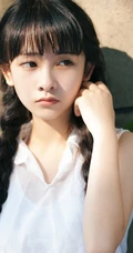 长辫子亚洲女孩夏日街拍唯美写真 西瓜冰淇淋尽享清凉