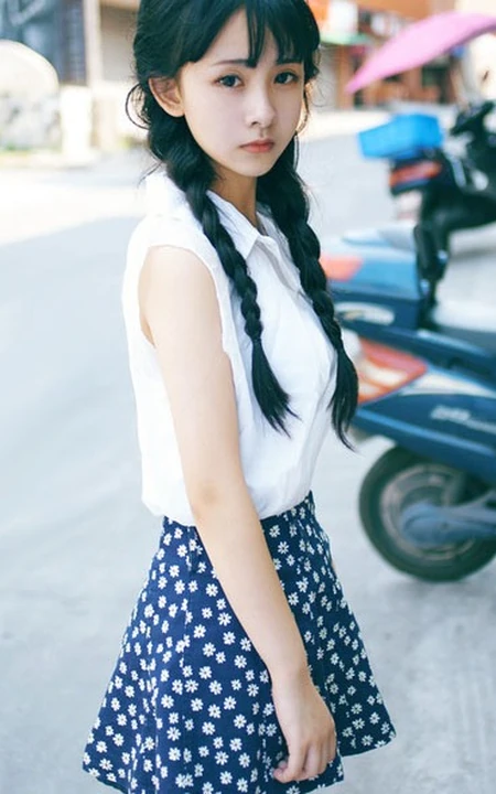 长辫子亚洲女孩夏日街拍唯美写真 西瓜冰淇淋尽享清凉