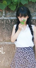 长辫子亚洲女孩夏日街拍唯美写真 西瓜冰淇淋尽享清凉