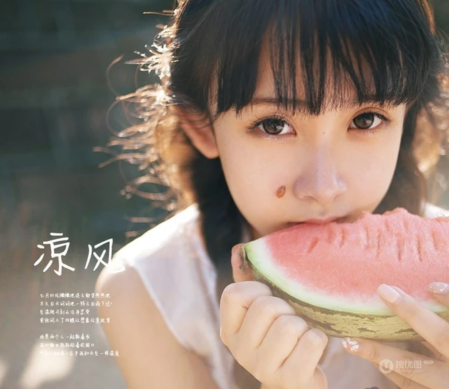 长辫子亚洲女孩夏日街拍唯美写真 西瓜冰淇淋尽享清凉
