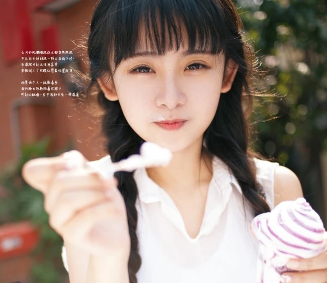 长辫子亚洲女孩夏日街拍唯美写真 西瓜冰淇淋尽享清凉