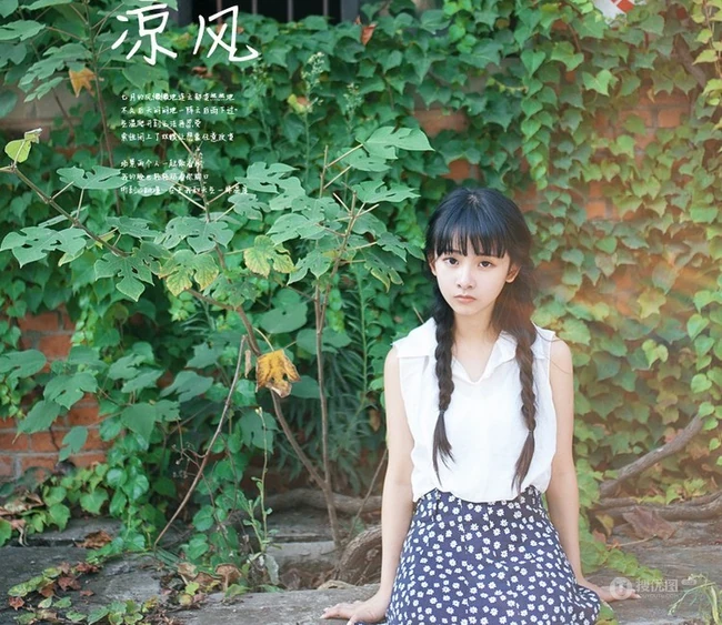 长辫子亚洲女孩夏日街拍唯美写真 西瓜冰淇淋尽享清凉
