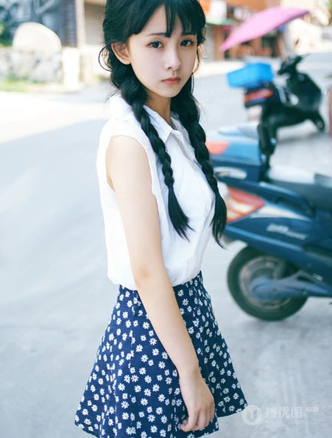 长辫子亚洲女孩夏日街拍唯美写真 西瓜冰淇淋尽享清凉