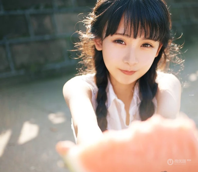 长辫子亚洲女孩夏日街拍唯美写真 西瓜冰淇淋尽享清凉