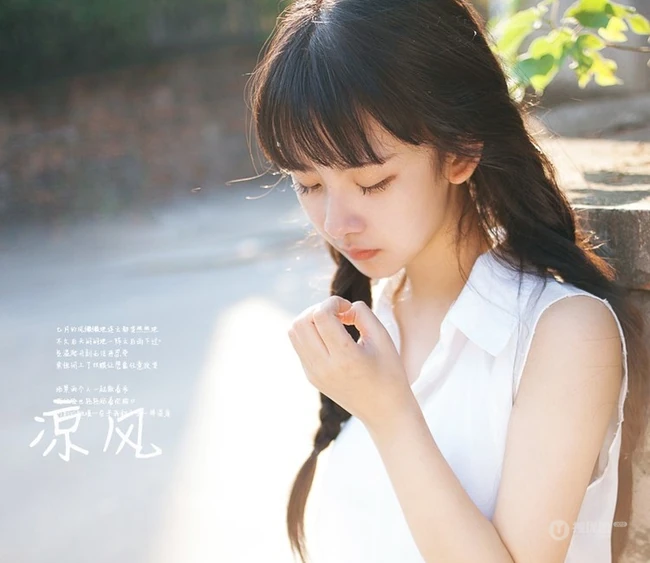 长辫子亚洲女孩夏日街拍唯美写真 西瓜冰淇淋尽享清凉