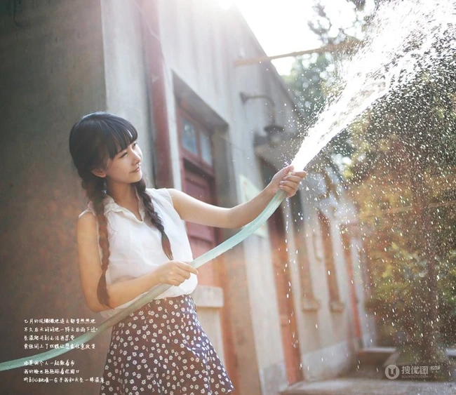 长辫子亚洲女孩夏日街拍唯美写真 西瓜冰淇淋尽享清凉