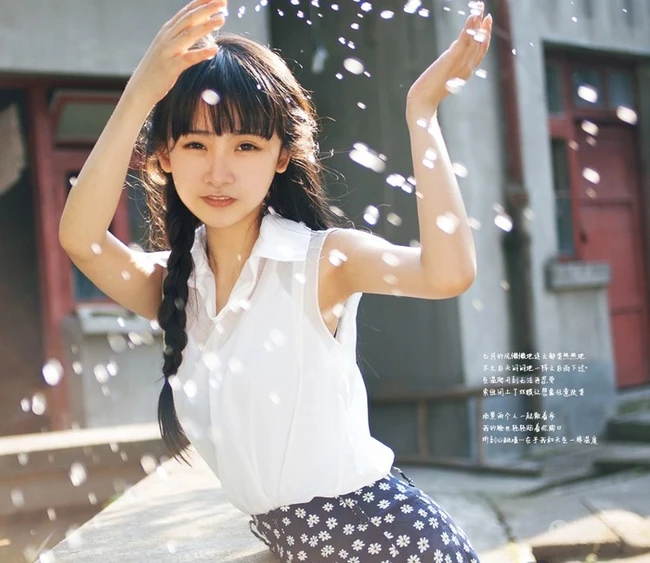 长辫子亚洲女孩夏日街拍唯美写真 西瓜冰淇淋尽享清凉