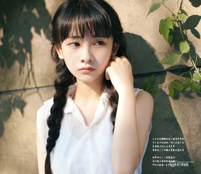 长辫子亚洲女孩夏日街拍唯美写真 西瓜冰淇淋尽享清凉