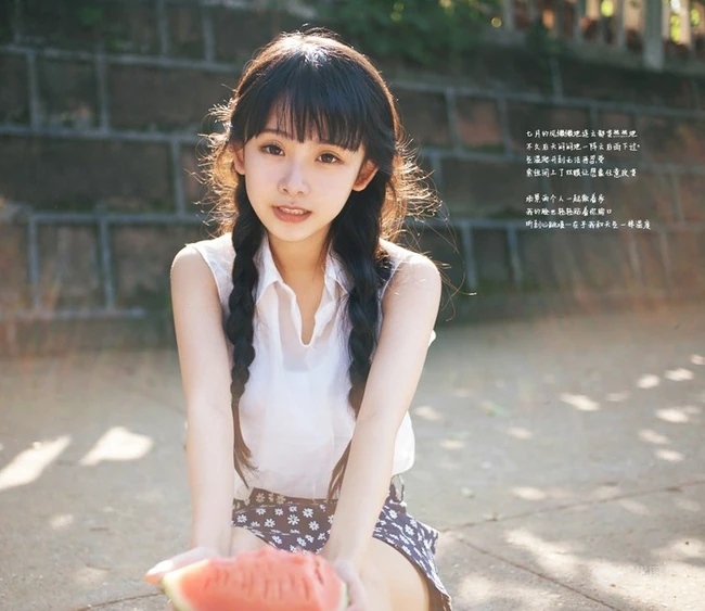 长辫子亚洲女孩夏日街拍唯美写真 西瓜冰淇淋尽享清凉