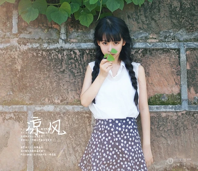 长辫子亚洲女孩夏日街拍唯美写真 西瓜冰淇淋尽享清凉