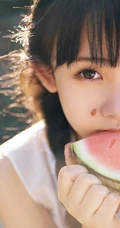 长辫子亚洲女孩夏日街拍唯美写真 西瓜冰淇淋尽享清凉
