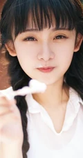长辫子亚洲女孩夏日街拍唯美写真 西瓜冰淇淋尽享清凉