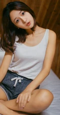 可爱萌妹木屋阁楼休闲写真 居家短裤显修长线条感