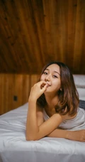 可爱萌妹木屋阁楼休闲写真 居家短裤显修长线条感