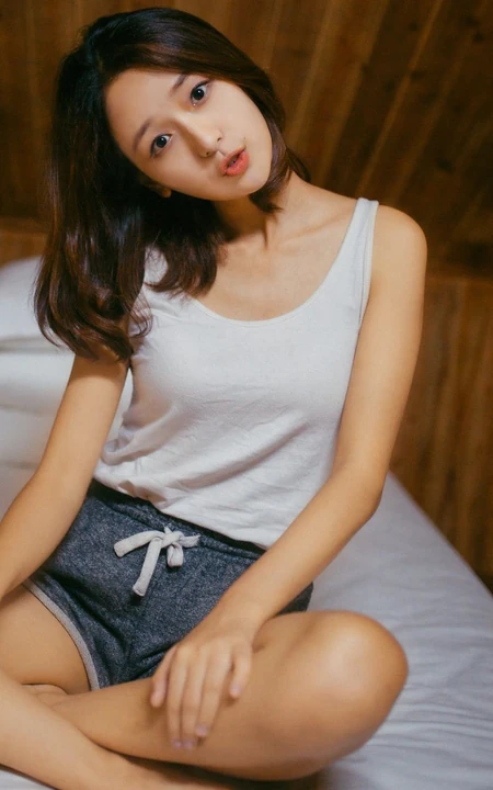 可爱萌妹木屋阁楼休闲写真 居家短裤显修长线条感