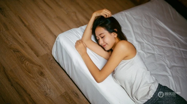 可爱萌妹木屋阁楼休闲写真 居家短裤显修长线条感